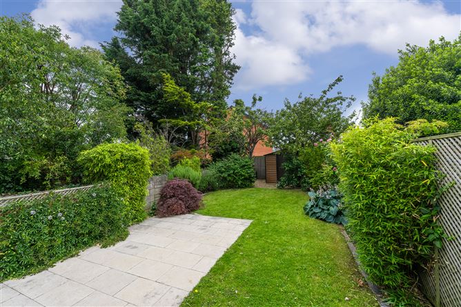 https://photos-a.propertyimages.ie/media/9/8/2/4939289/c5c5ee28-622b-45fb-aa05-50f42dc712c7_l.jpg