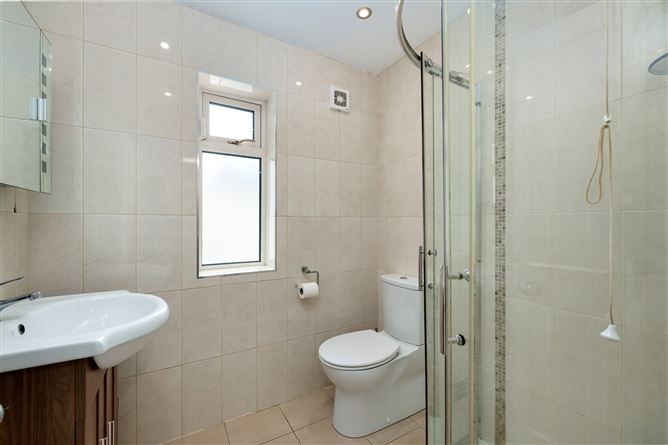 https://photos-a.propertyimages.ie/media/9/8/2/4939289/c5c5ee28-622b-45fb-aa05-50f42dc712c7_l.jpg