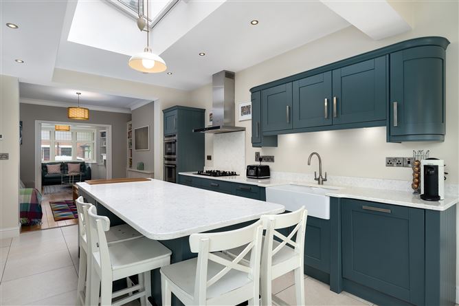 https://photos-a.propertyimages.ie/media/9/8/2/4939289/c5c5ee28-622b-45fb-aa05-50f42dc712c7_l.jpg