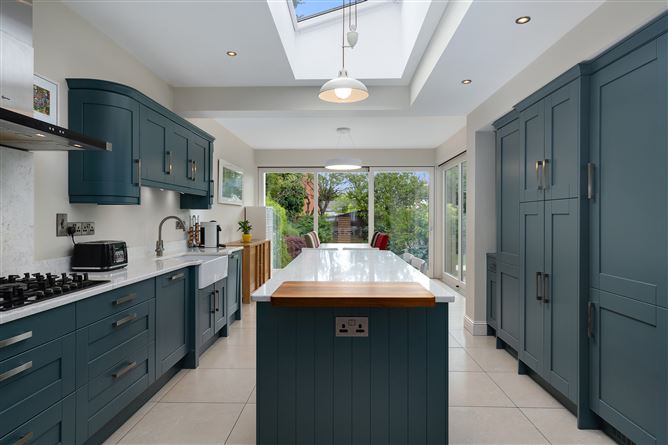 https://photos-a.propertyimages.ie/media/9/8/2/4939289/c5c5ee28-622b-45fb-aa05-50f42dc712c7_l.jpg