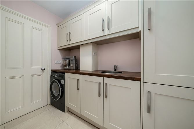 https://photos-a.propertyimages.ie/media/9/8/2/4939289/c5c5ee28-622b-45fb-aa05-50f42dc712c7_l.jpg