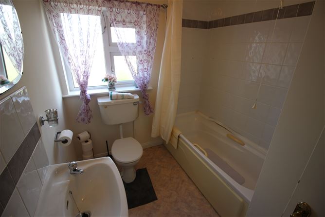 8 Oakwood, Macroom, Cork