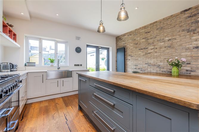 https://photos-a.propertyimages.ie/media/9/8/5/5005589/73a3582c-c956-4213-945d-1d0d4c65f4c7_l.jpg