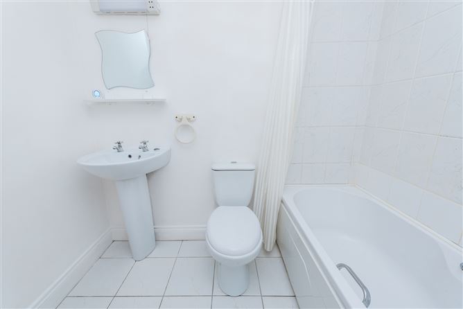 https://photos-a.propertyimages.ie/media/9/9/1/4935199/18c828cf-5b10-4c10-aab9-ac2816f89dd3_l.jpg