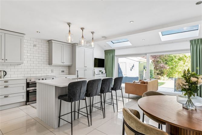 https://photos-a.propertyimages.ie/media/9/9/1/5021199/08190965-70b0-4fa7-aa48-ea2b49ec4223_l.jpg