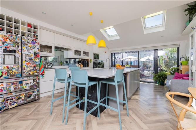 https://photos-a.propertyimages.ie/media/9/9/2/4952299/6ab2e790-1cd4-4e82-97e6-0dff2c42e2bb_l.jpg