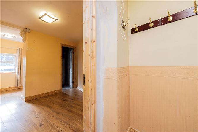 https://photos-a.propertyimages.ie/media/9/9/2/4960299/1e7aac32-b938-432c-af84-e92438239c0b_l.jpg