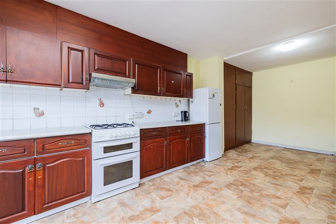 https://photos-a.propertyimages.ie/media/9/9/2/4960299/1e7aac32-b938-432c-af84-e92438239c0b_l.jpg