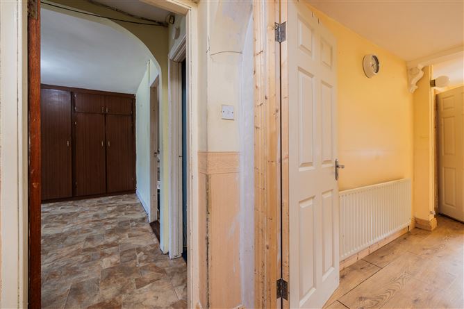 https://photos-a.propertyimages.ie/media/9/9/2/4960299/1e7aac32-b938-432c-af84-e92438239c0b_l.jpg