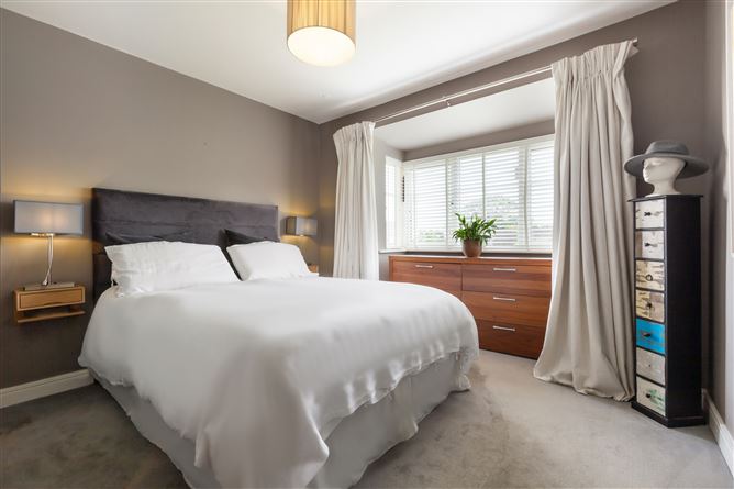 https://photos-a.propertyimages.ie/media/9/9/3/4932399/8ae27b25-0203-4642-a33b-4062261fe2c0_l.jpg