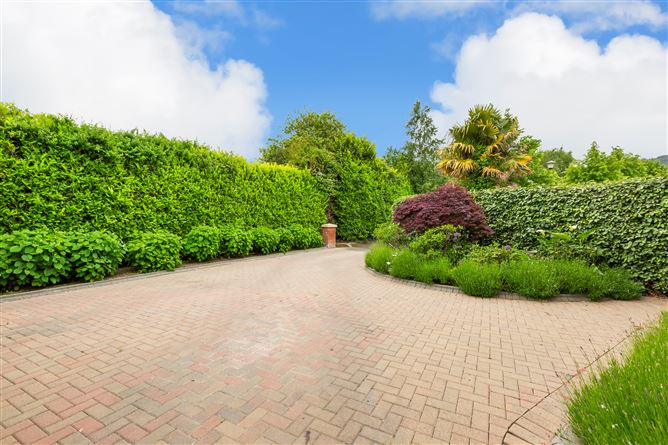 https://photos-a.propertyimages.ie/media/9/9/3/4932399/8ae27b25-0203-4642-a33b-4062261fe2c0_l.jpg