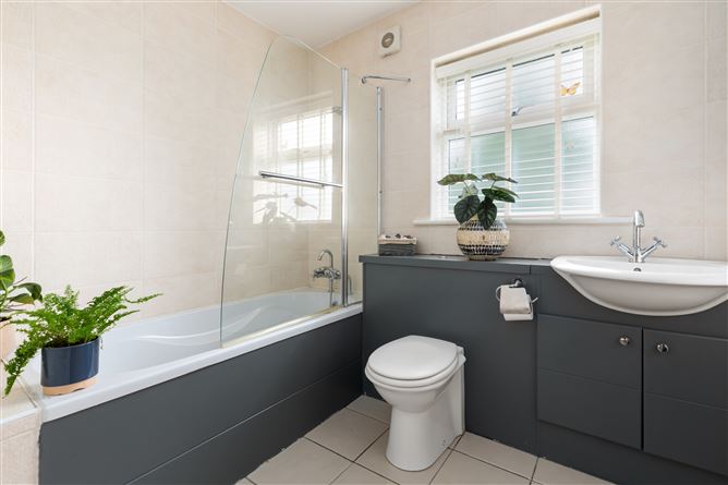 https://photos-a.propertyimages.ie/media/9/9/3/4932399/8ae27b25-0203-4642-a33b-4062261fe2c0_l.jpg