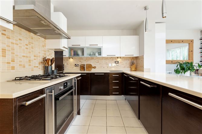 https://photos-a.propertyimages.ie/media/9/9/3/4932399/8ae27b25-0203-4642-a33b-4062261fe2c0_l.jpg
