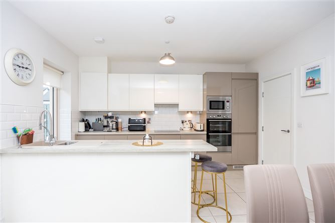 https://photos-a.propertyimages.ie/media/9/9/4/4910499/23fe21cf-0bf2-4a2d-abbd-046d298766ec_l.jpg