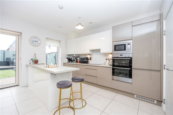 https://photos-a.propertyimages.ie/media/9/9/4/4910499/23fe21cf-0bf2-4a2d-abbd-046d298766ec_l.jpg