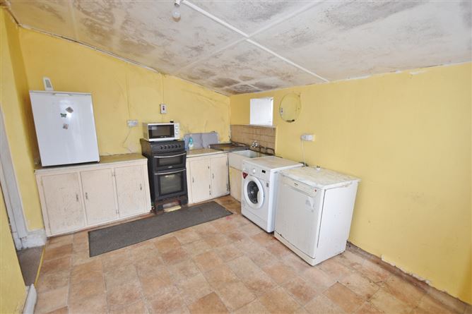https://photos-a.propertyimages.ie/media/9/9/4/4936499/b87b4f0f-b919-4b96-8c76-607a61b489cf_l.jpg