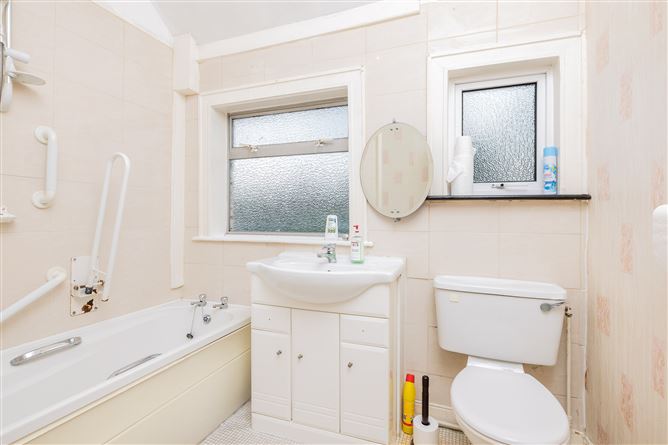 https://photos-a.propertyimages.ie/media/9/9/8/5005899/5035014e-6c95-4d29-8d5b-024aa65973cd_l.jpg