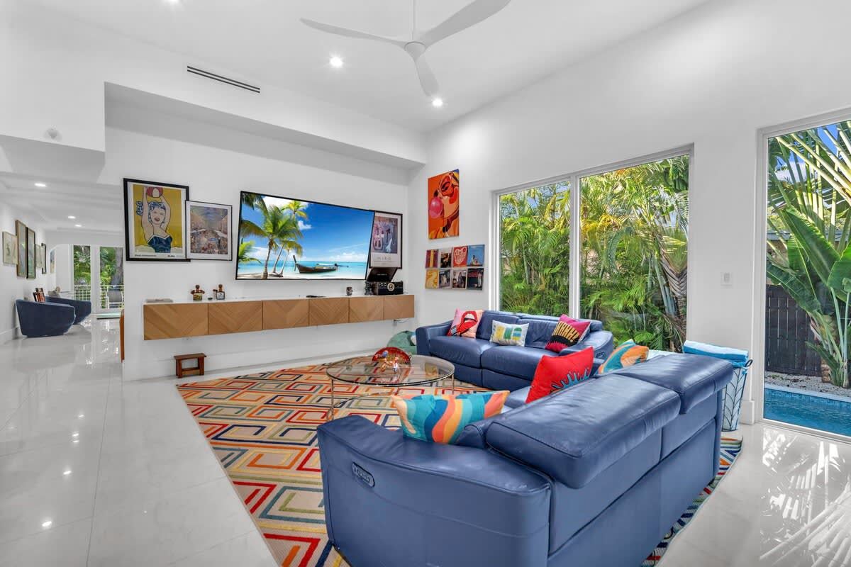 Photo 1 of 10 — Tropical Gallery,Miami,Florida,USA
